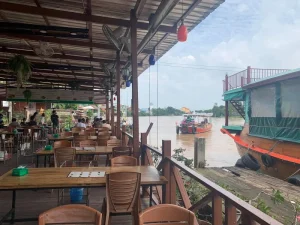 ร้านอาหารบ้านไม้ริมน้ำ