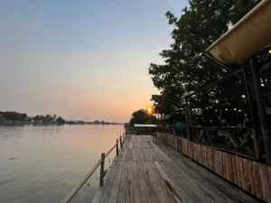 ร้านอาหารเรือนสายน้ำ