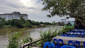 ร้านอาหารสายน้ำป้อมเพชร